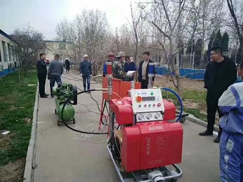 江蘇省聚脲噴涂機(jī)水池防腐防水改造(圖4) 江蘇省客戶水池聚脲噴涂機(jī)防水現(xiàn)場(chǎng)施工拍攝